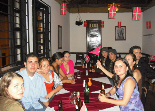 Vista parcial de la celebración del quinto aniversario, el pasado día 14 de noviembre, en el restaurante Portón del Sur de Medellín, con cine, música y gastronomía vasca
