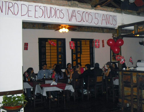Cartel de bienvenida aludiendo al quinto aniversario del Centro de Estudios Vascos de Antioquia, el pasado 14 de noviembre en el Portal del Sur de Medellín