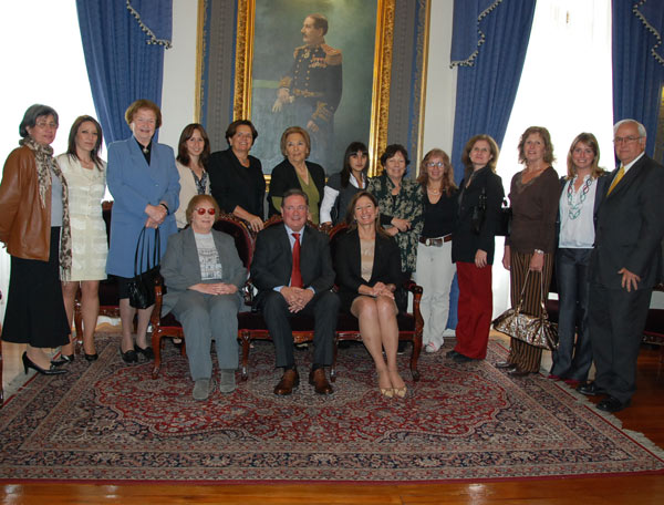Julián Celaya durante su visita a Viña-Valparaíso, rodeado de miembros femeninos de la colectividad local asistentes a la comida de bienvenida organizada para recibirlo en el Club Naval porteño