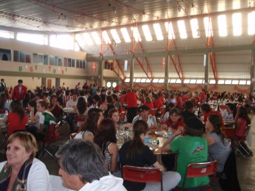 Vista del pabellón de FISA durante la comida del sábado al mediodía. El predio FISA fue, junto a la propia Unión Vasca, sede de la Semana Nacional Vasca 2009 de Bahía Blanca (reportaje fotográfico EuskalKultura.com)