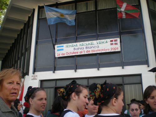 Dantzaris y participantes de la fiesta vasca de Bahía Blanca frente al centro vasco bahiense (reportaje fotográfico y videos EuskalKultura.com)