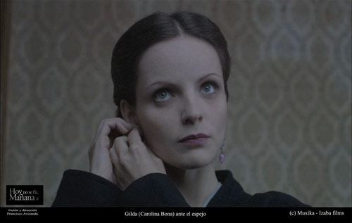 Fotograma de la película: la protagonista (Carolina Bona) ante el espejo (foto Muxika, Izaba Films)