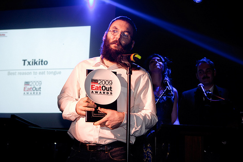 El chef Eder Montero recibiendo este mismo año en Nueva York un galardón por su actividad culinaria en la Gran Manzana (foto TimeOutNewYork)