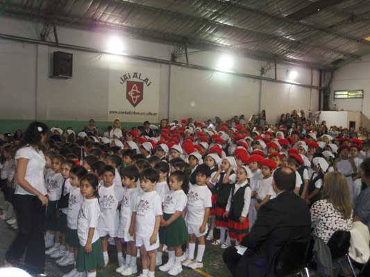 Los alumnos del Instituto Euskal Echea en el salón Jai Alai (foto EuskalKultura.com)