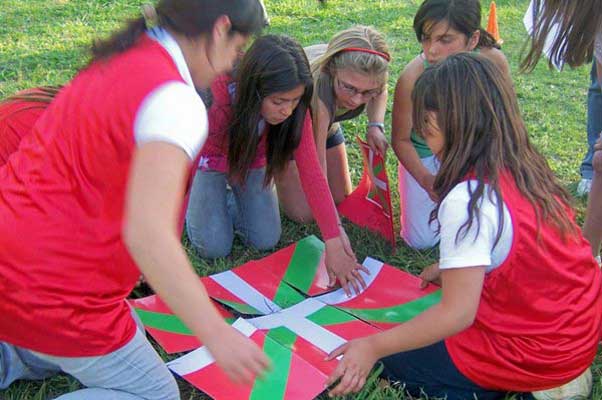 Un grupo de niños participa de las actividades propuestas por el Centro Vasco Itxaropen en su jornada recreativa