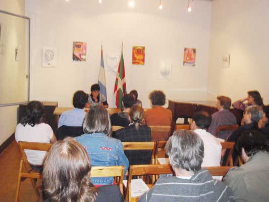 Katalin Madariaga durante la charla que ofreció en Eusketxe de Buenos Aires