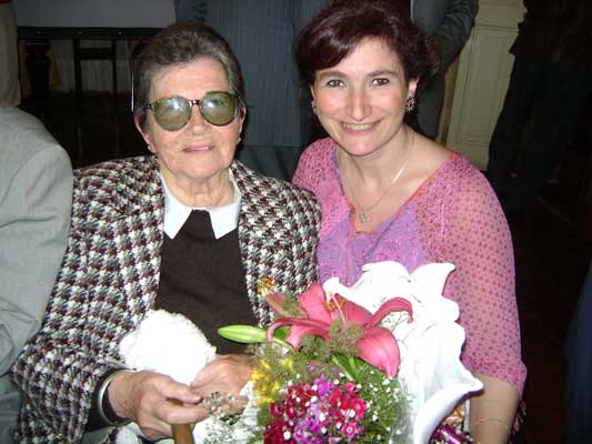 Raquel Rotaeche junto a Graciana Goicoechandia, presidenta del centro Loretako Euskaldunak, en el homenaje organizado por la Municipalidad