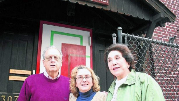 Raymond Yturraspe, Itziar Albisu y Emilia Doyaga posan frente a Eusko Etxea de Nueva York (foto Núria Ferragutcasas)