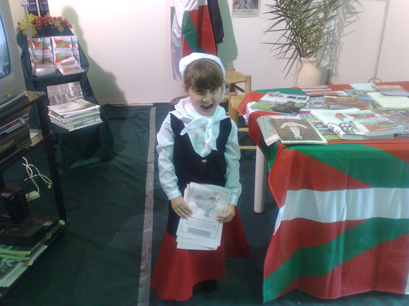 Constanza, hija de Fabián Zorzabal, presidente del Centro Haritz, en el stand vasco (foto EE)