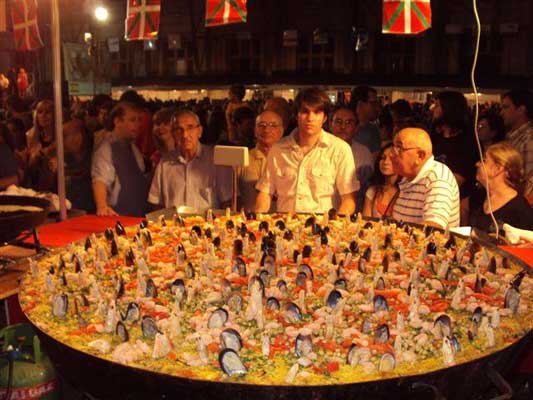 El stand culinario del centro Gure Txokoa en la Fiesta de Colectividades de Santa Fe (foto EE)