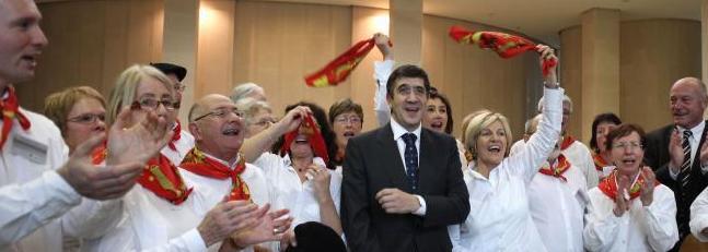 Miembros del coro de Euskal Etxea de Burdeos cantan, vitorean y aplauden junto al Lehendakari Patxi López y a Alain Rousset, presidente de Aquitania