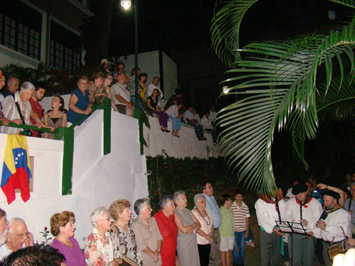 El fin de semana giró entorno a la generación llegada al país en 1939 y en el homenaje a sus supervivientes. Aquí aparecen en la sede de Eusko Etxea, rodeados de amigos y miembros de la colectividad vasca que les expresa su cariño