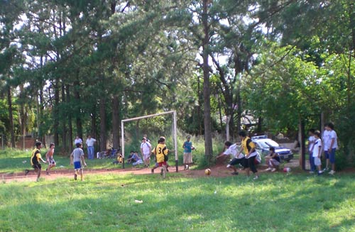 Imagen de uno de los partidos del campeonato entre las diversas escuelas misioneras, auspiciado por el CV Euskal Jatorri