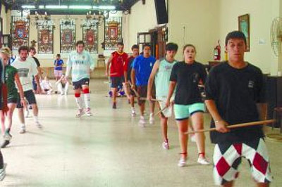Dantzaris de centros navarros en pleno ensayo, en un encuentro anterior, celebrado este mismo año en Buenos Aires