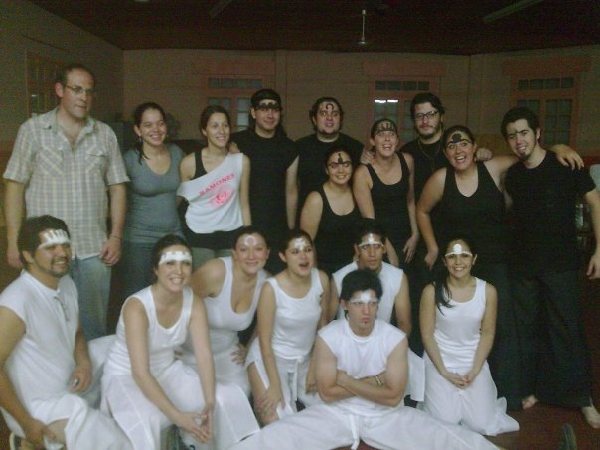 Grupo de actores y actrices de 'Aurrera Goaz' que participaron en la representación de "¿Así sea? Y todo era caos...", muestra de fin del curso 2009