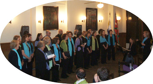 El coro 'Voces de la Plaza', que interpretó canciones en euskera, en un momento de su actuación en el Centro Euskal Erria