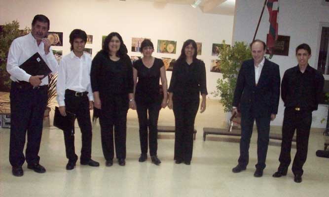 'Ahotsak' Abesbatzako kideak: Ruben Pastore, Emanuel Scalesse, Cecilia Dyen, Leila Rossetti, Maria Teresa Colavita, José Labatte eta Martin Aguilar zuzendaria