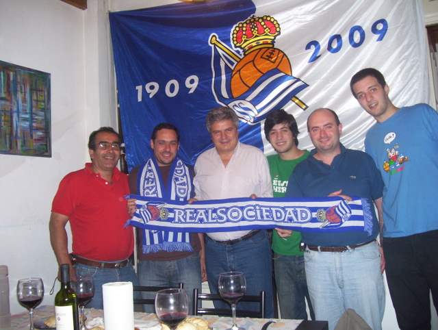 Algunos de los promotores de la peña, con su coordinador, César Arrondo, en el centro, tras el encuentro promotor del pasado lunes en La Plata