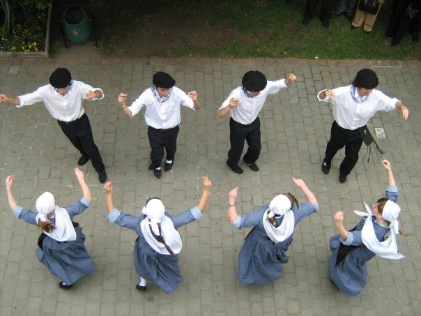 El Grupo de Danzas del Centro Navarro de Chile en plena actuación tras salir de la ceremonia eclesiástica