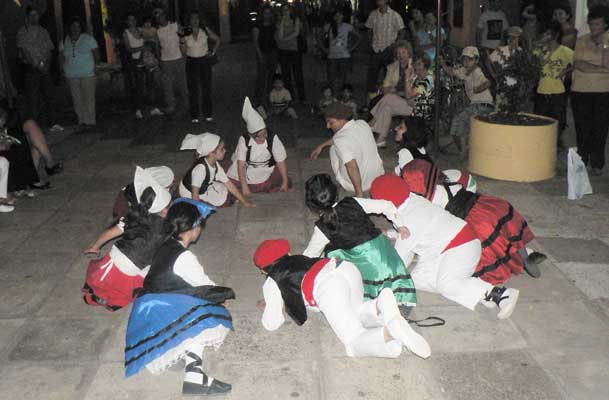 Los dantzaris de la euskal etxea 'Ibai Txori' en su actuación en la calle peatonal de la ciudad (foto EE)
