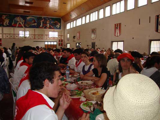 Más de trescientas personas participaron de la Fiesta del Dantzari en Euzko Alkartasuna de Macachin (foto EE)