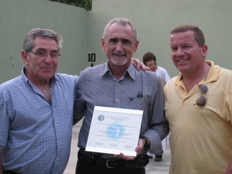 De izquierda a derecha: Jon Garay, Santiago Lazo (homenajeado) y Eduardo Franqueza