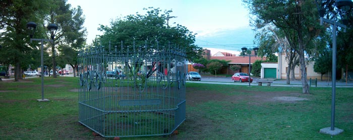 El trabajo en hierro forjado que rodea al Arbol de Gernika se inaugurará este domingo, en un acto en el que intervendrán dantzaris, percusión y el grupo vocal Camerata de La Luna