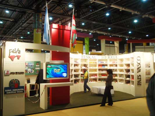 Imagen del stand que la Fundación Juan de Garay junto a FEVA y el Gobierno Vasco preparan anualmente para la Feria del Libro de Buenos Aires (foto EuskalKultura.com)