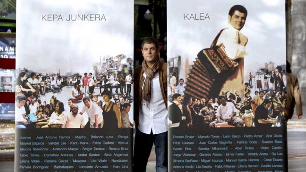 Kepa Junkera posa junto a los carteles de "Kalea", su nuevo disco, ya a la venta