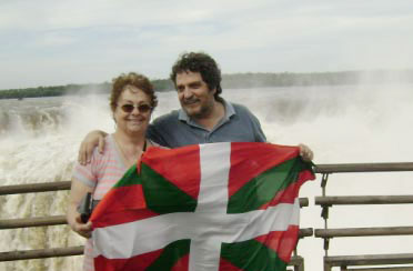 Olga Leiciaga, junto a César Arizmendi, del CV 'Hegoalde Argentinarra' de Santa Cruz, en un reciente encuentro entre ambos centros en Cataratas (foto Mundo Vasco)