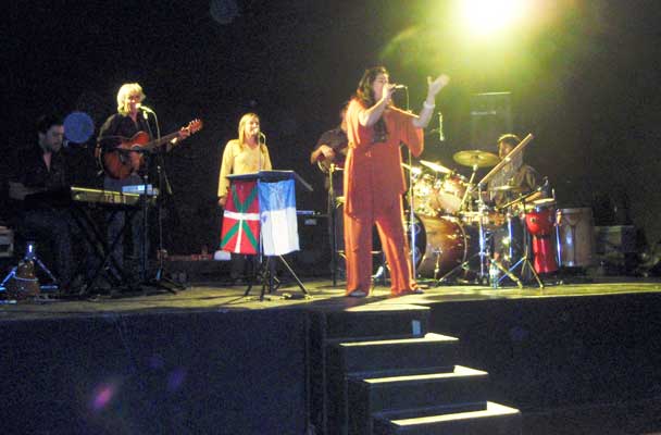 Grupo Maral en el concierto que ofreció en el Centro Cultural Plaza Defensa de San Telmo, Buenos Aires (foto EuskalKultura.com)