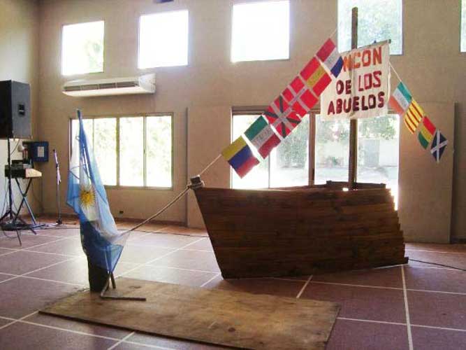 La proa de un viejo barco "anclado" en el centro del salón principal de la euskal etxea (foto EE)