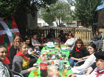 El asado de despedida de año del Centro Vasco 'Hegoalde Argentinarra' de´Santa Cruz, en el bar Los Vascos de Río Gallegos, este último domingo (foto La Opinión Austral)