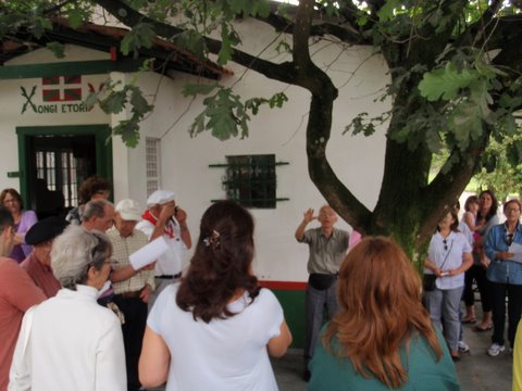 Gernikako Arbolaren kimuaren aurrean 'Gernikako Arbola' kantatzen Sao Pauloko Eusko Alkartasuna Euskal Etxearen 'Gernika Kutun' etxe eta egoitzan (argazkiak Bernard Otondoren politesia)