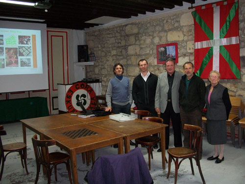 Eskual Etxea de Burdeos: Benan Oregi, técnico del Gobierno Vasco; David Mugica, vicepresidende del CV; Julián Celaya, director de Ciudadanos y Colectividades del GV; Mixel Salagoity, presidente del CV; y Marie Pierre Roy, secretaria del CV (fotos GV-EJ)