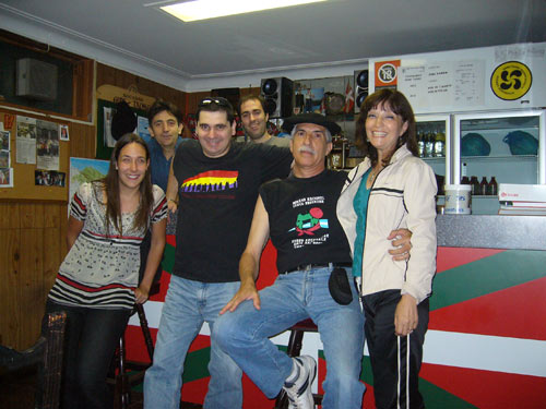 José Christian Echavarría, presidente del CV del Chaco, en Argentina, y su esposa Amanda (la pareja de la derecha), junto a miembros, hoy ya amigos del Gure Txoko Basque Club de Sydney (foto Echavarría)