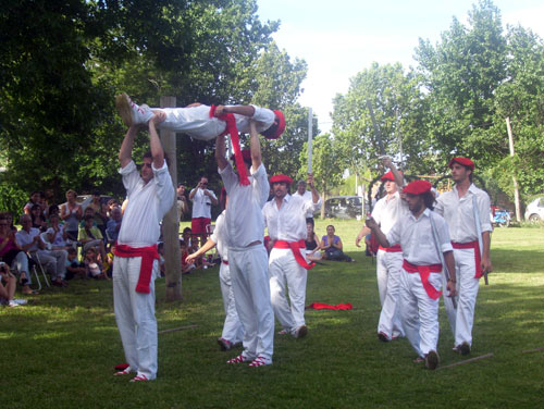 Dantzaris del CV de Chascomús actuando en la Fiesta de Fin de Año organizada por la Sociedad de Fomento del Barrio Iporá (fotos EE) 