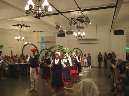 Aspecto de la fiesta de Fin de Año de Euzko Etxea de La Plata, a la que asistieron socios, amigos, directivos y otras autoridades, entre ellas el intendente municipal Bruera y el Defensor del Pueblo Bonicatto, socio honorario del CV (fotos EE) 