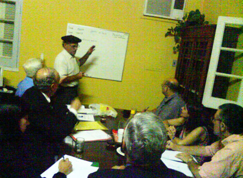 Las clases de euskera, impartidas en el Centro Vasco Jasone de la capital paraguaya por el berastegiarra Jesús Nazabal Jaca (foto EE)
