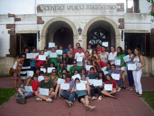 Fotografía de los participantes en el Udaleku de Chascomús 2010 portando sus certificados (fotos EE)