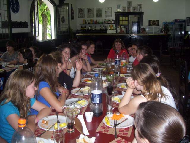 Algunas de las chicas participantes en Udaleku durante el descanso para almorzar (fotos EE)