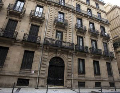 Edificio que alberga la sede provisional, ya preparada para operar, en la céntrica calle Prim donostiarra (foto LuisMichelena-ElCorreo)