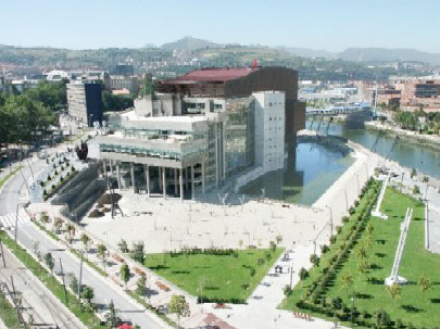 El Palacio Euskalduna de Bilbao será la sede de la Reunión de AEMI. La documentación del encuentro resalta que el edificio representa un barco zarpando del puerto de Bilbao, desde donde muchos emigrantes partieron hacia América