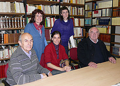 De izquierda a derecha, de pié, en el Instituto Labayru: Akaitze Kamiruaga y Nagore Etxebarria. Sentados: Segundo Oar-Arteta, Begoña García Migura y Ander Manterola.