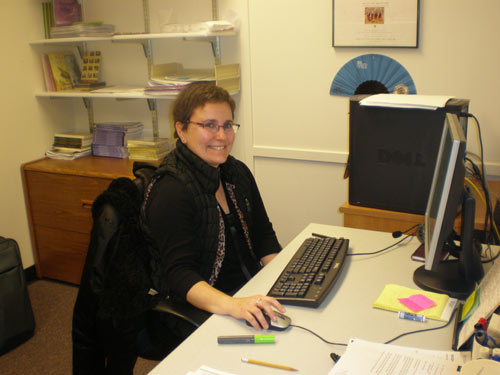 Mari Jose Olaziregi en su despacho de la Universidad de Nevada en Reno trabajando precisamente en la preparación del simposium cuyos resultados se han publicado ahora (foto EuskalKultura.com)