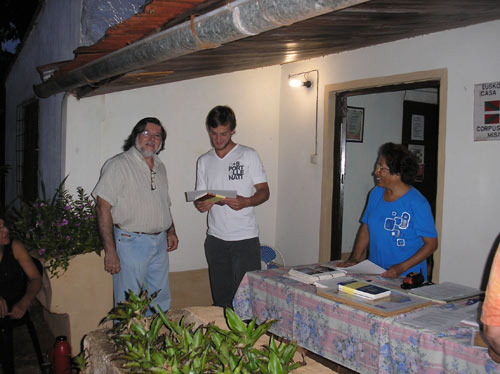 El ganador de la edición anterior, Carlos Ariel Kusiak, recibe el libro y diploma del 1er. premio por su relato "El hijo del monte", de manos de Carlos Leyrías, prosecretario de Eusko Etxea