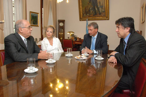 Reunión de Elvira Cortajarena, acompañada por el presidente del Gure Txokoa de Córdoba, Alejo Martín, y el tesorero Jorge Sáenz, con el vicegobernador Héctor Oscar Campaña