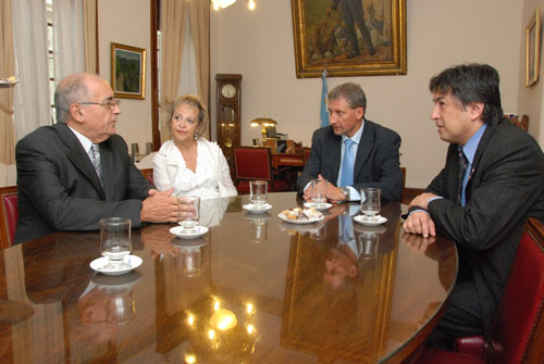 Elvira Kortajarena, Cordobako Euskal Etxeko Alejo Martin lehendakaria eta Jorge Saenz diruzaina lagun, Cordobako gobernadoreorde Hector Oscar Campañarekin.