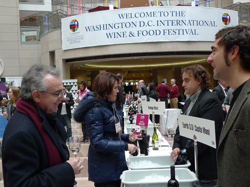 El presidente Sanz y la alcaldesa Barcina con algunos de los bodegueros navarros presentes en la Feria de Washington DC.