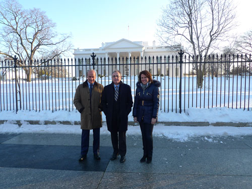 Esteban Morrás, el Presidente Sanz y Yolanda Barcina, ante la Casa Blanca.